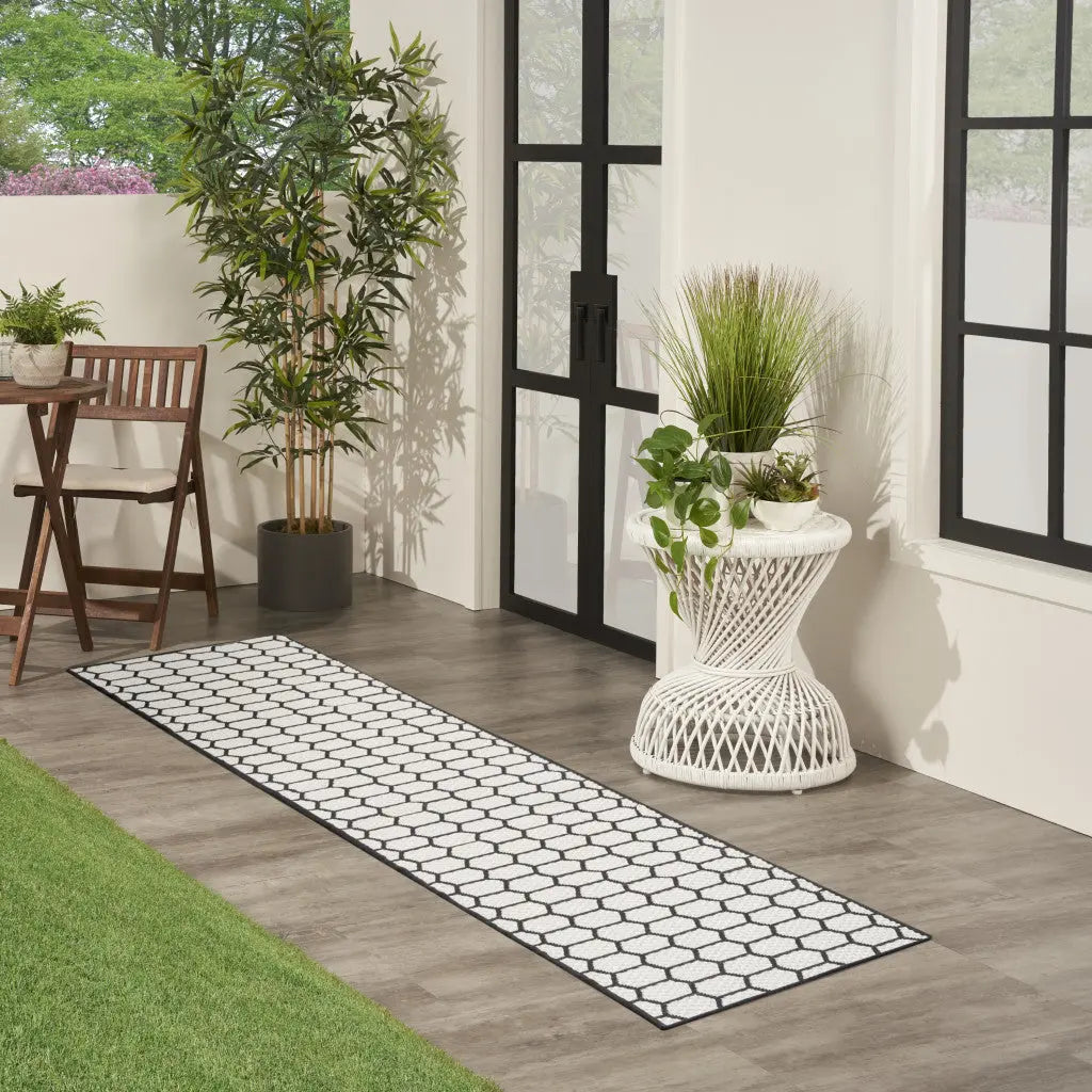 10' Black And Ivory Geometric Indoor Outdoor Runner Rug Homeroots Outdoor