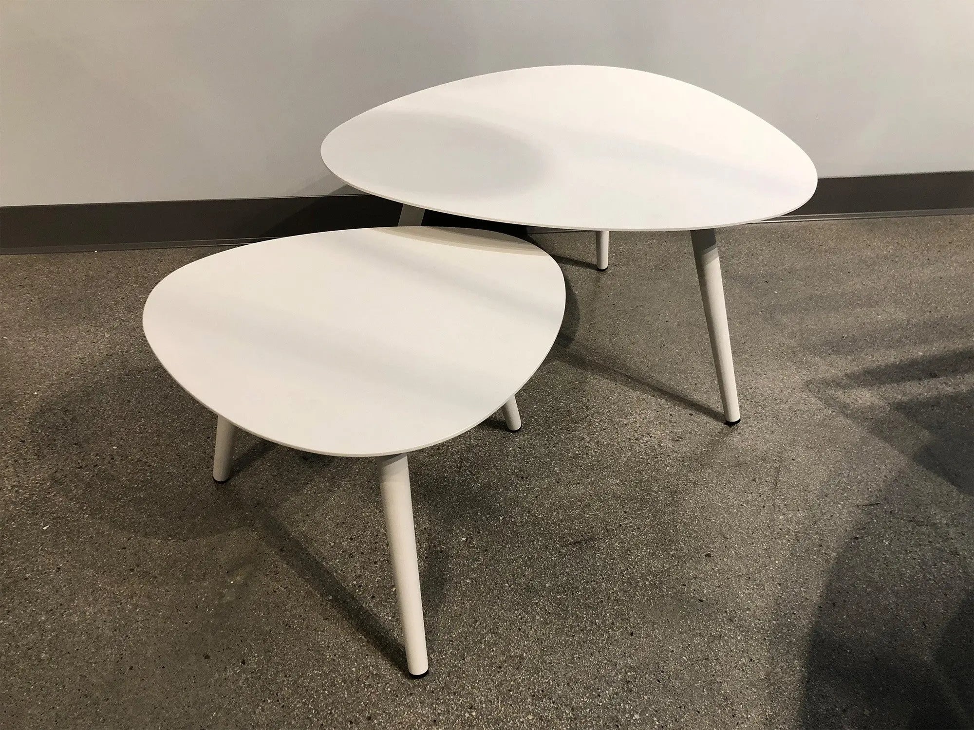 14" White Aluminum End Table Homeroots Living Room