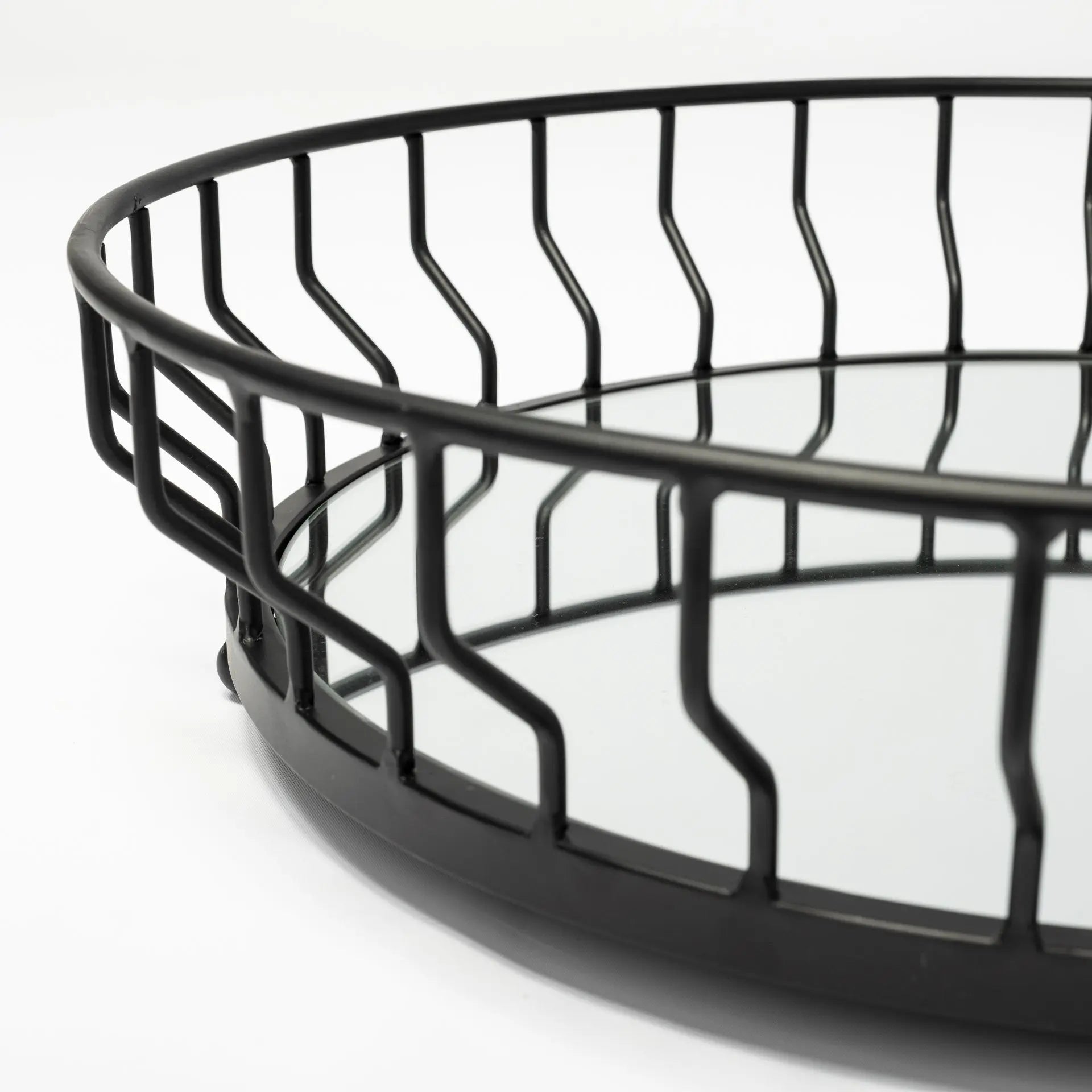 20" Black Round Metal Indoor Outdoor Serving Tray With Handles Homeroots Kitchen & Dining
