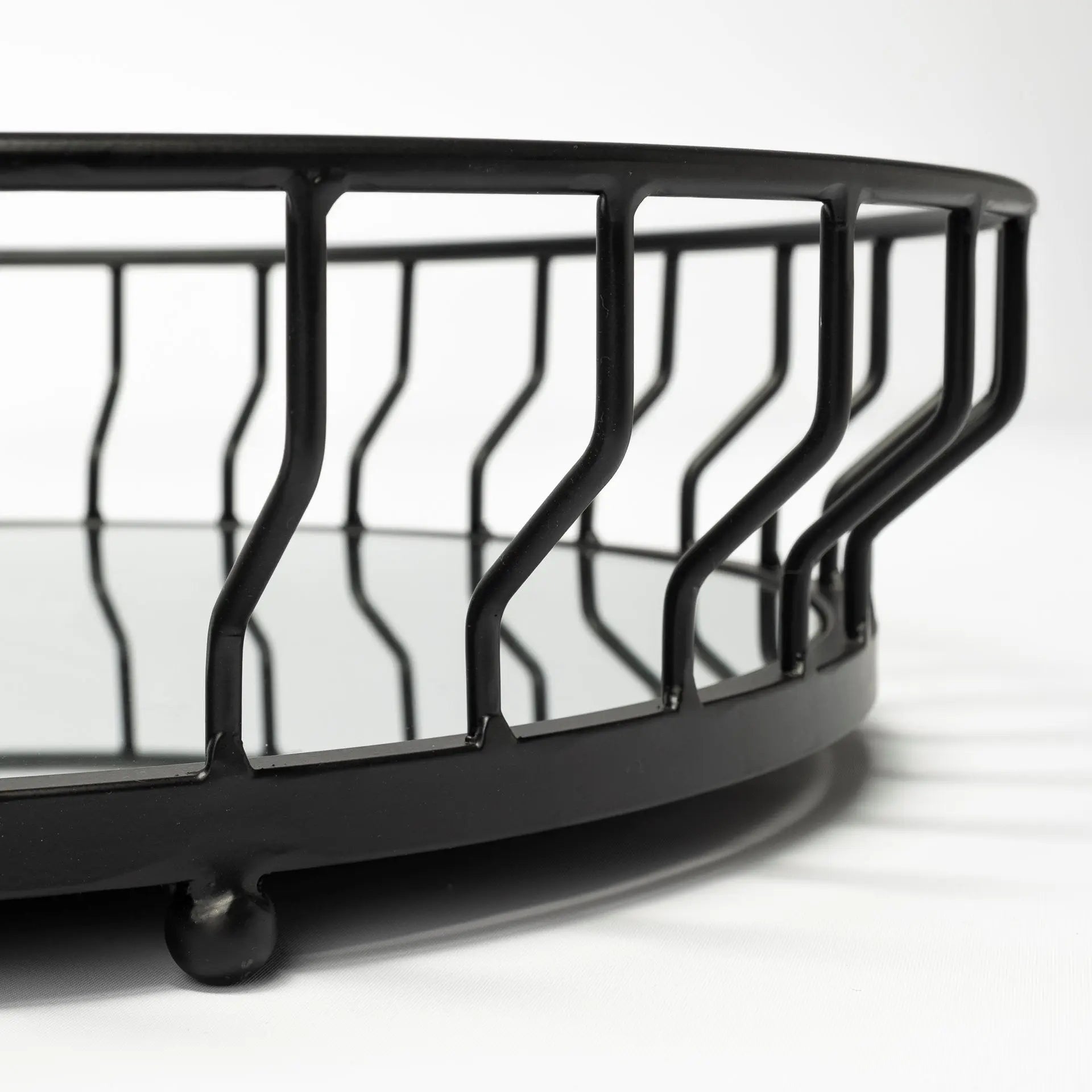 20" Black Round Metal Indoor Outdoor Serving Tray With Handles Homeroots Kitchen & Dining