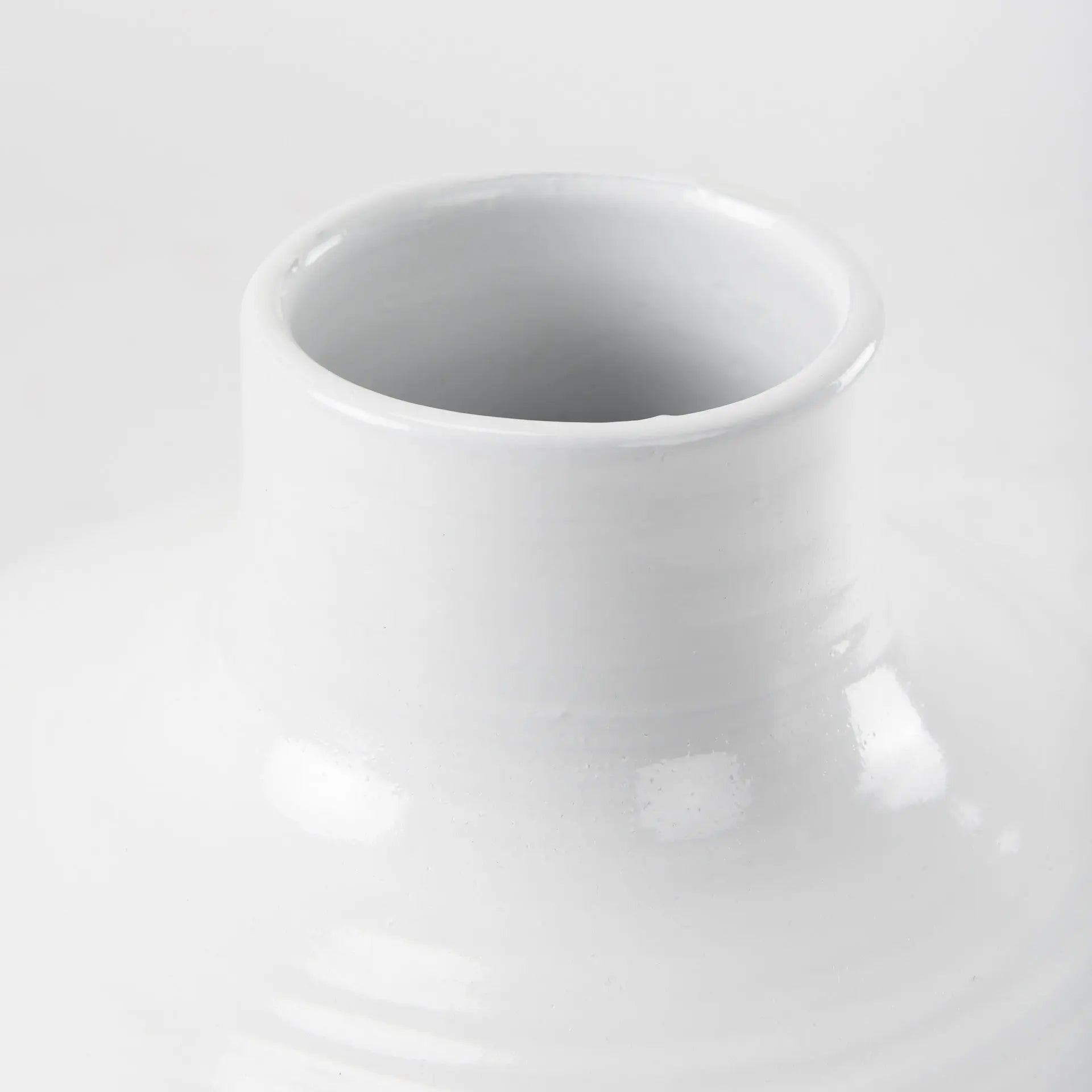 24" White And Beige Ombre Ceramic Round Floor Vase Homeroots Home Decor