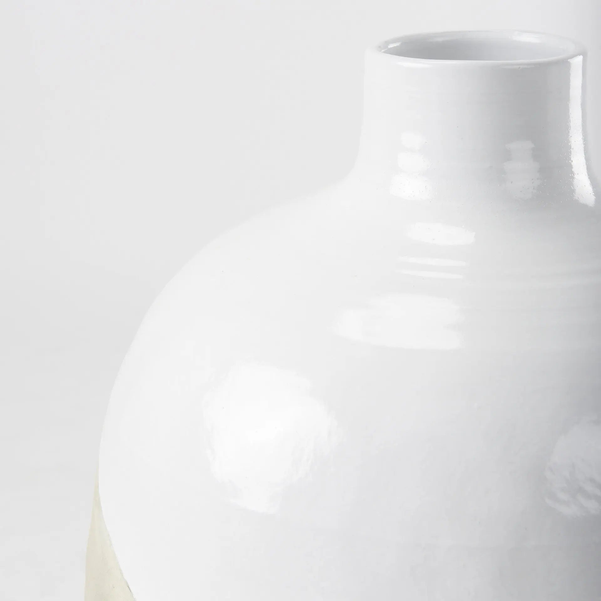 24" White And Beige Ombre Ceramic Round Floor Vase Homeroots Home Decor