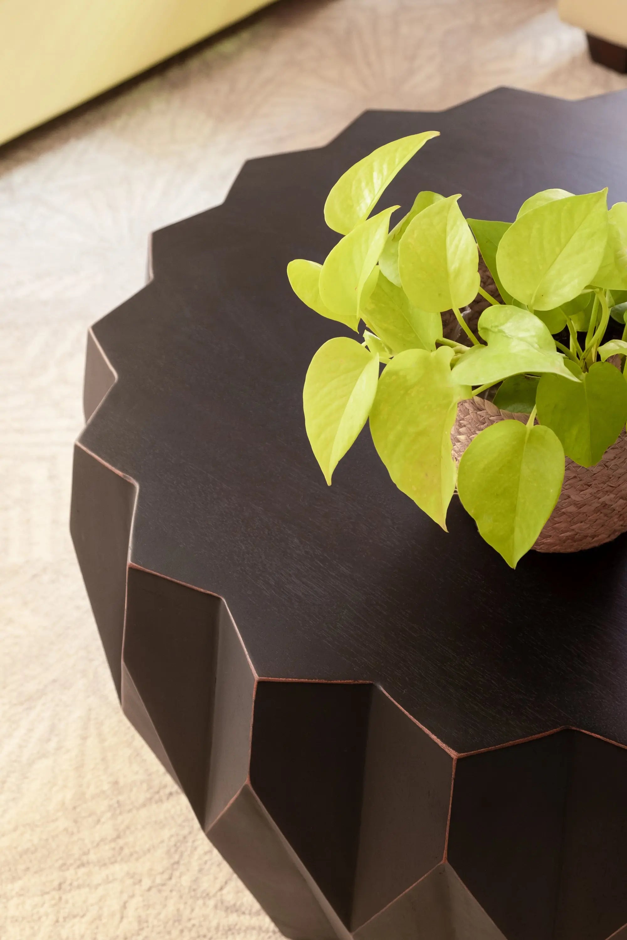 29" Black Solid Wood Round Coffee Table Homeroots Living Room