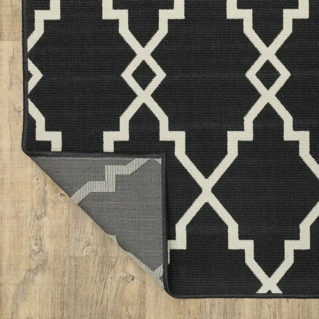 2' X 4' Black And Ivory Indoor Outdoor Area Rug Homeroots Outdoor