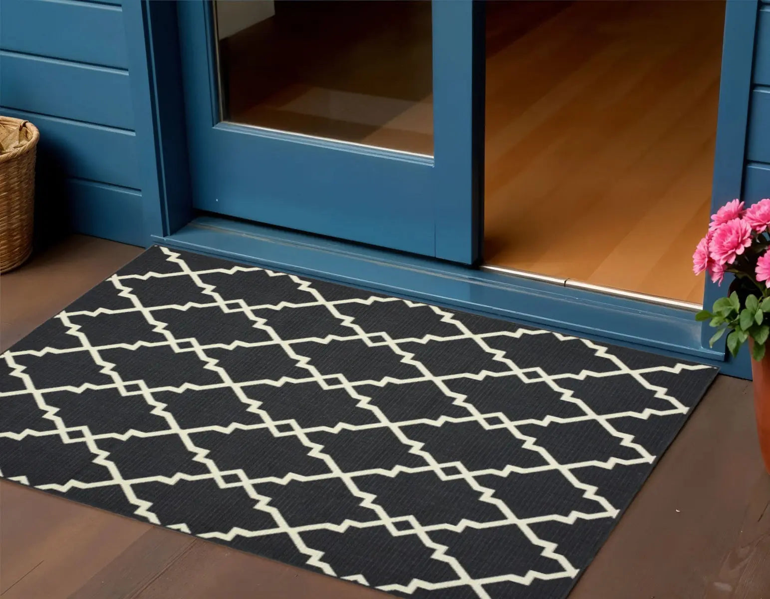 2' X 4' Black And Ivory Indoor Outdoor Area Rug Homeroots Outdoor
