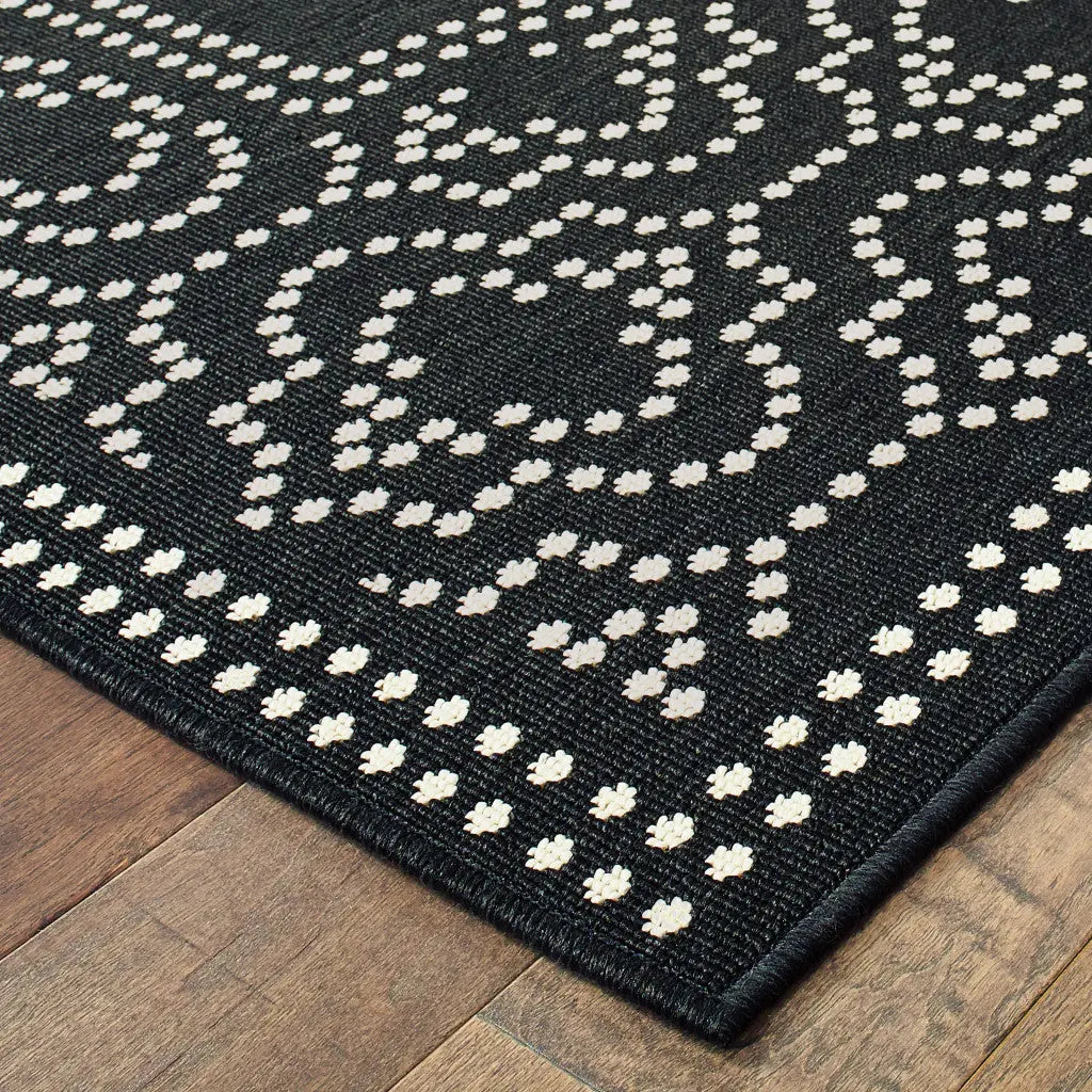 2' X 4' Black and Ivory Stain Resistant Indoor Outdoor Area Rug Homeroots Outdoor