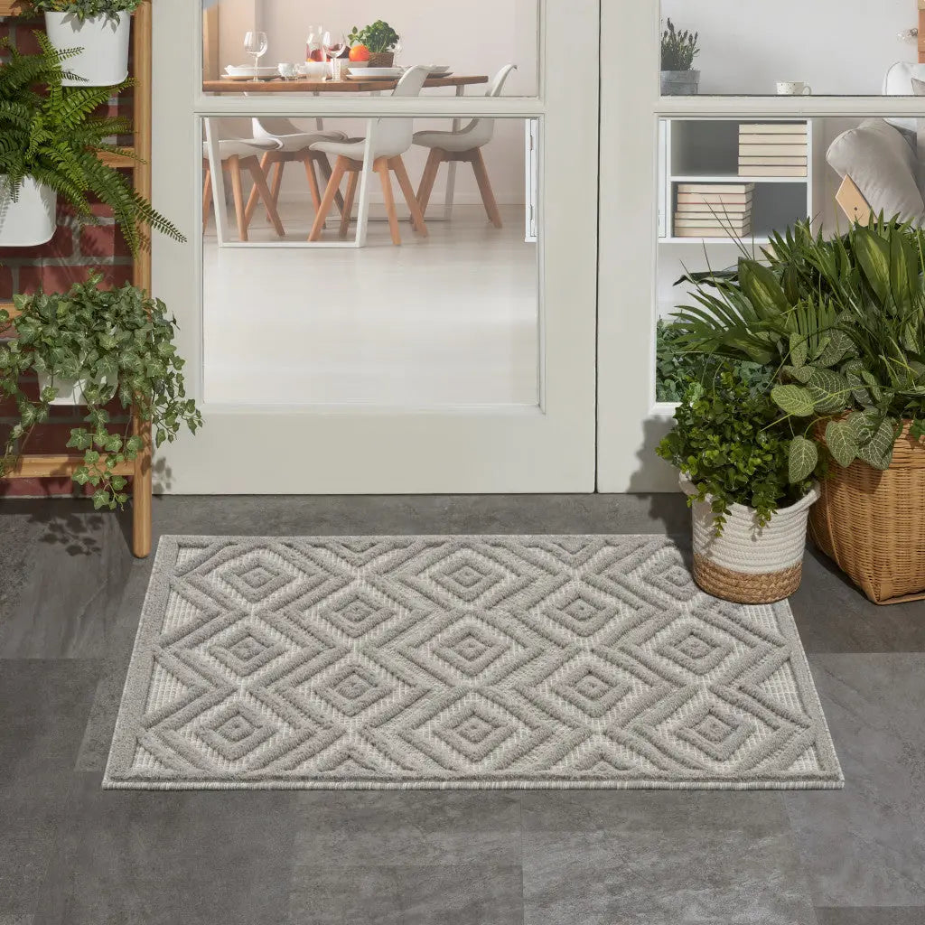 2' X 4' Silver And Gray Geometric Indoor Outdoor Area Rug Homeroots Outdoor