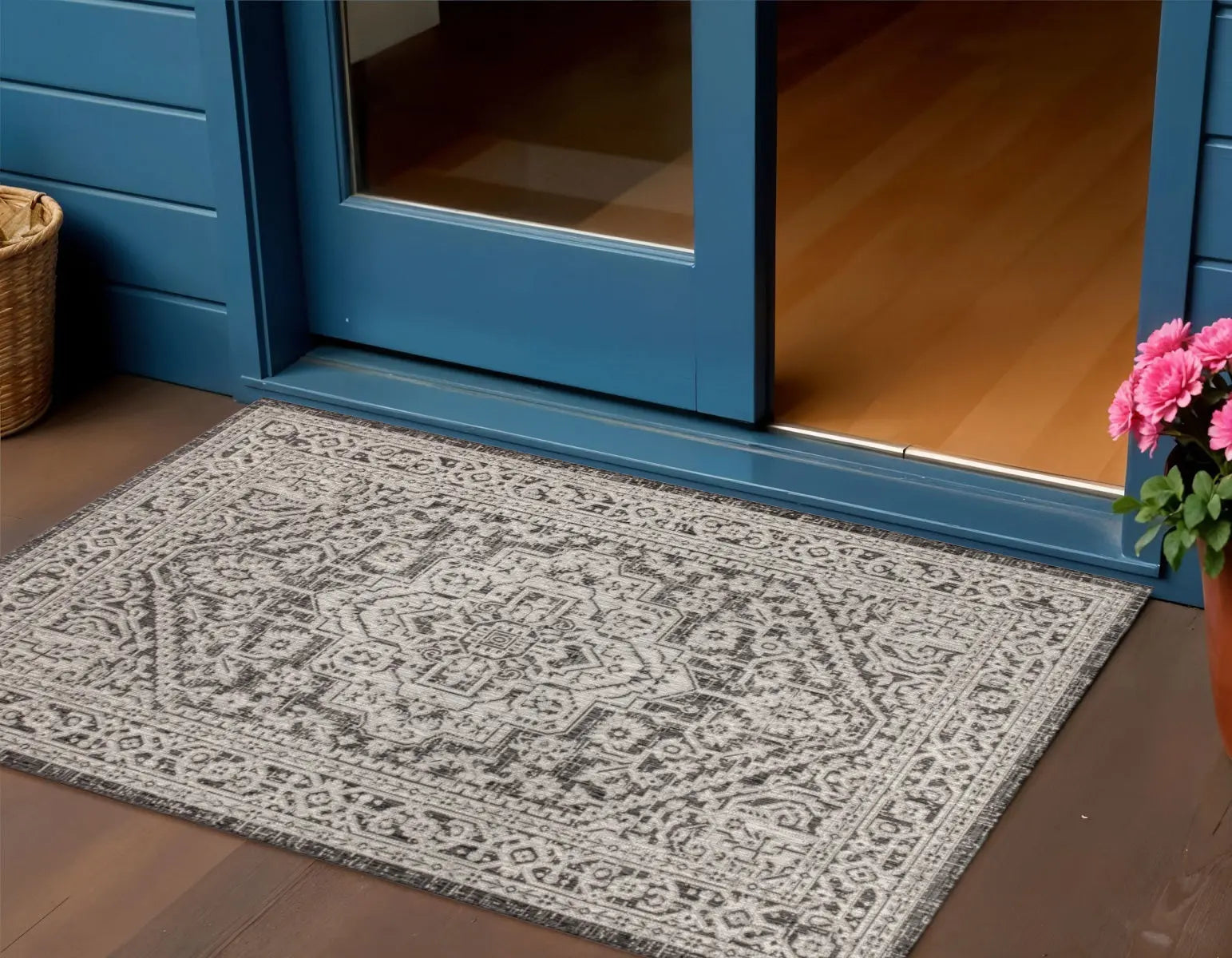3' X 5' Gray And Black Medallion Indoor Outdoor Area Rug Homeroots Outdoor