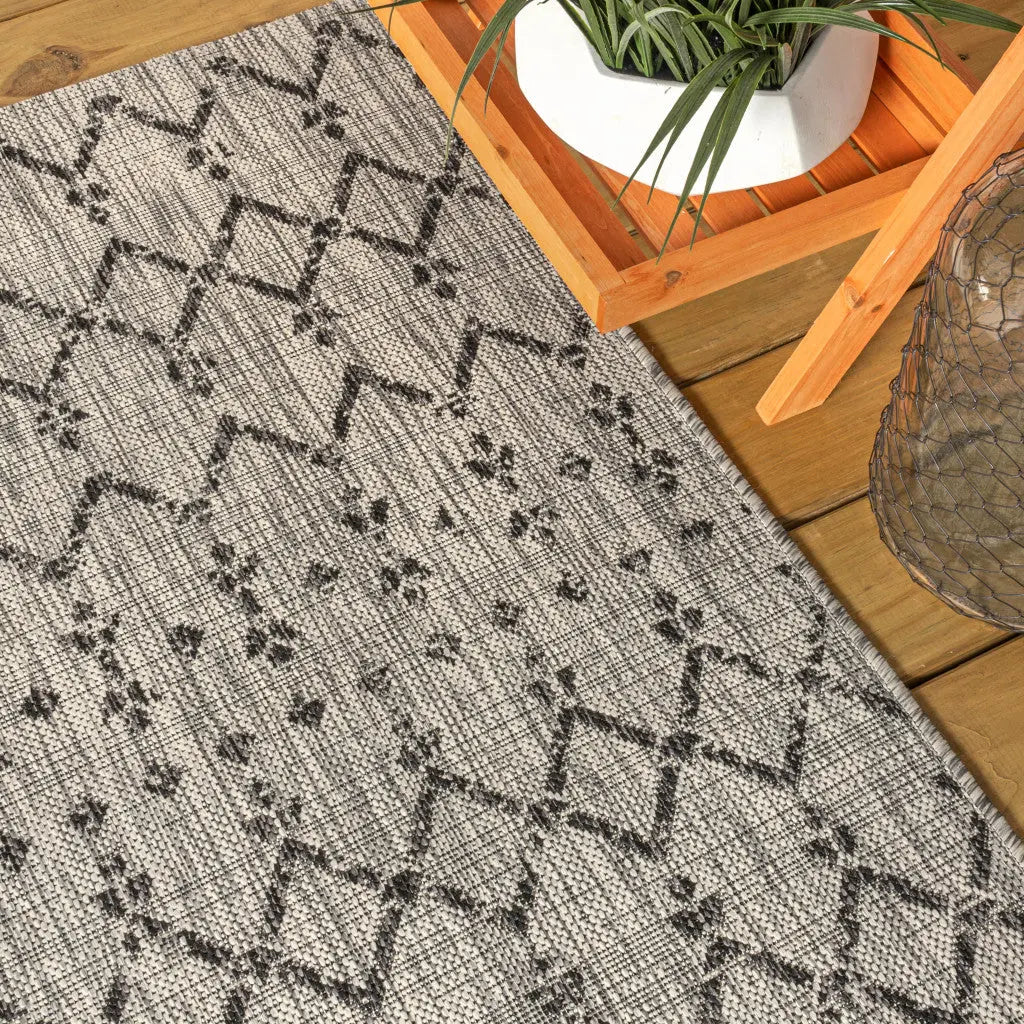 4' Light Gray And Black Square Trellis Indoor Outdoor Area Rug Homeroots Outdoor