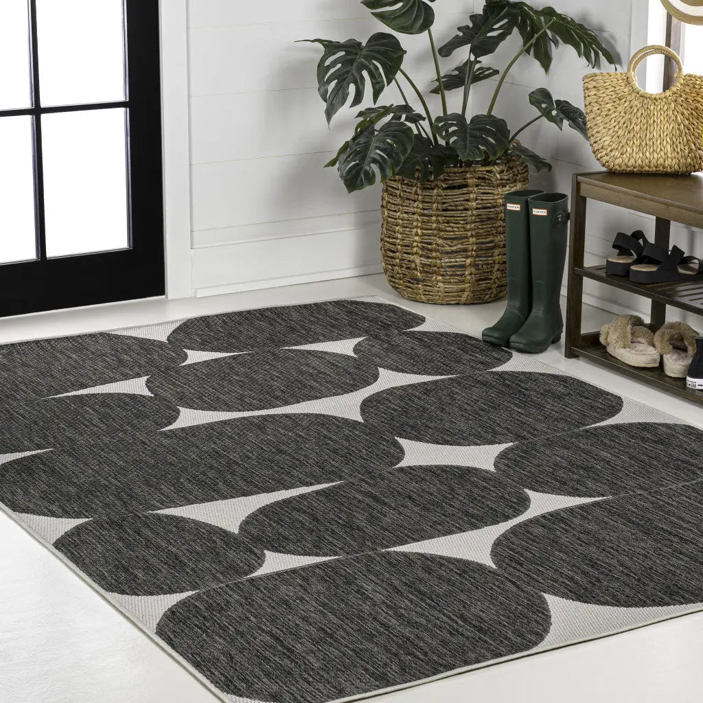 4' X 6' Black And Cream Geometric Indoor Outdoor Area Rug Homeroots Outdoor