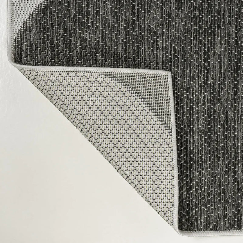 4' X 6' Black And Cream Geometric Indoor Outdoor Area Rug Homeroots Outdoor