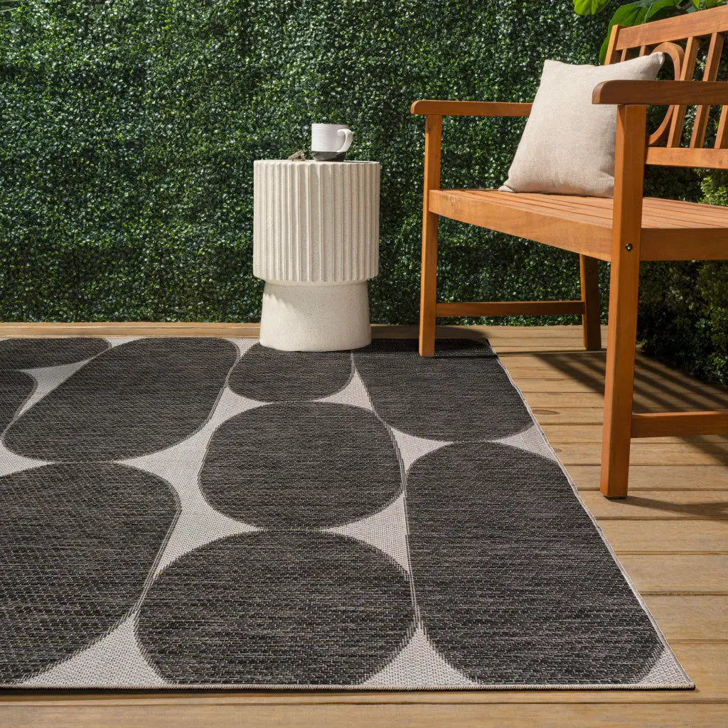 4' X 6' Black And Cream Geometric Indoor Outdoor Area Rug Homeroots Outdoor