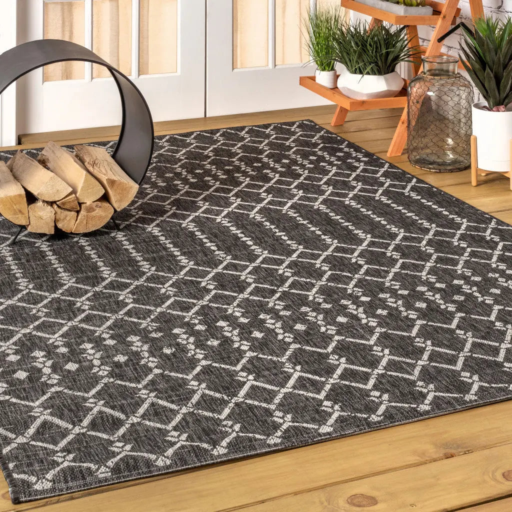 4' X 6' Black And Gray Trellis Indoor Outdoor Area Rug Homeroots Outdoor