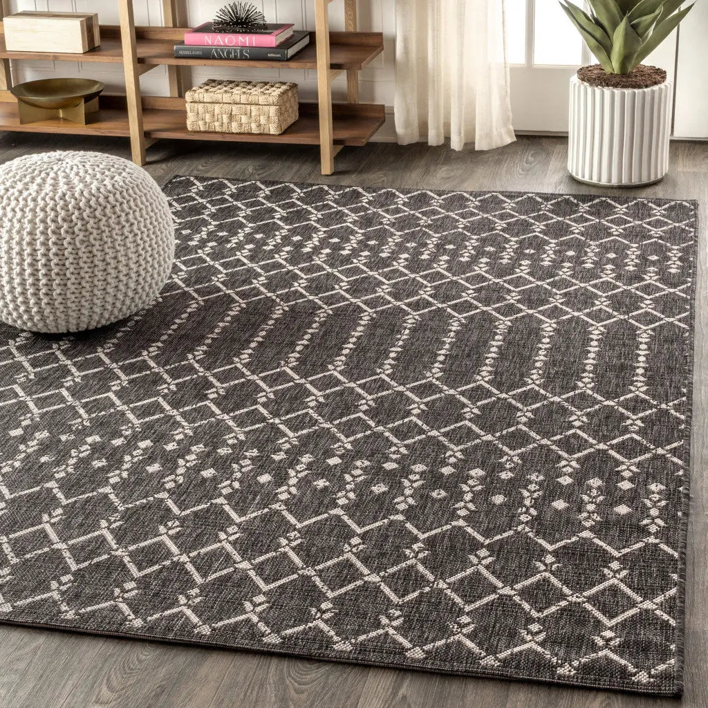 4' X 6' Black And Gray Trellis Indoor Outdoor Area Rug Homeroots Outdoor
