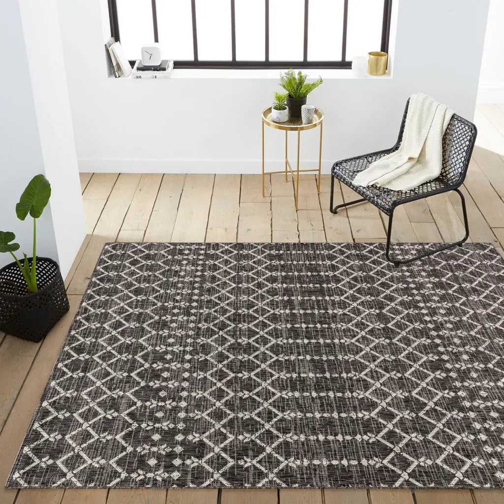 4' X 6' Black And Gray Trellis Indoor Outdoor Area Rug Homeroots Outdoor