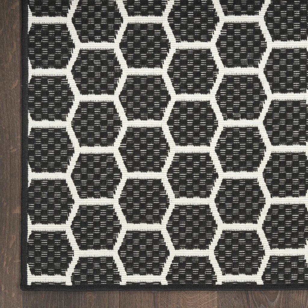 4' X 6' Black And Ivory Geometric Indoor Outdoor Area Rug - GreatEagleInc