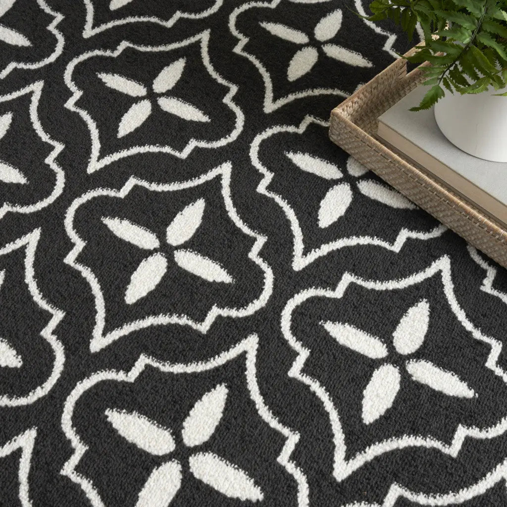 4' X 6' Black And Ivory Geometric Indoor Outdoor Area Rug Homeroots Outdoor