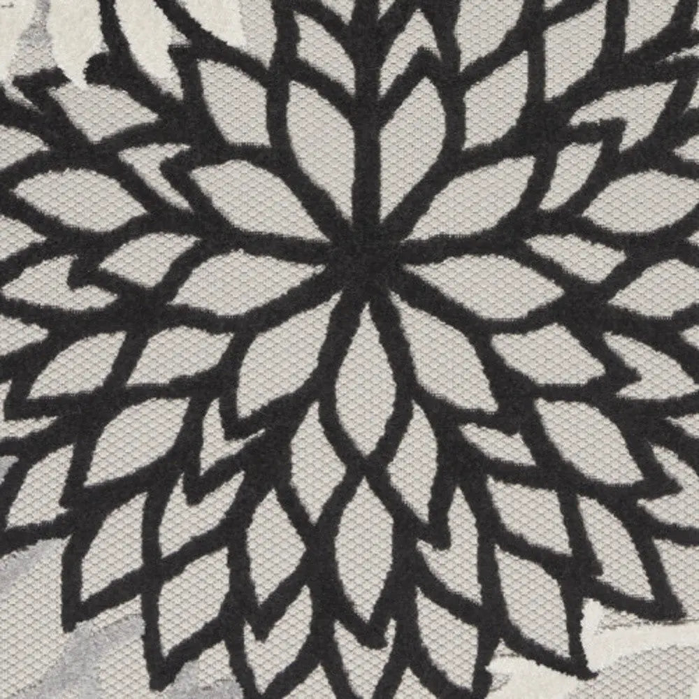 4' X 6' Black And White Floral Indoor Outdoor Area Rug Homeroots Outdoor