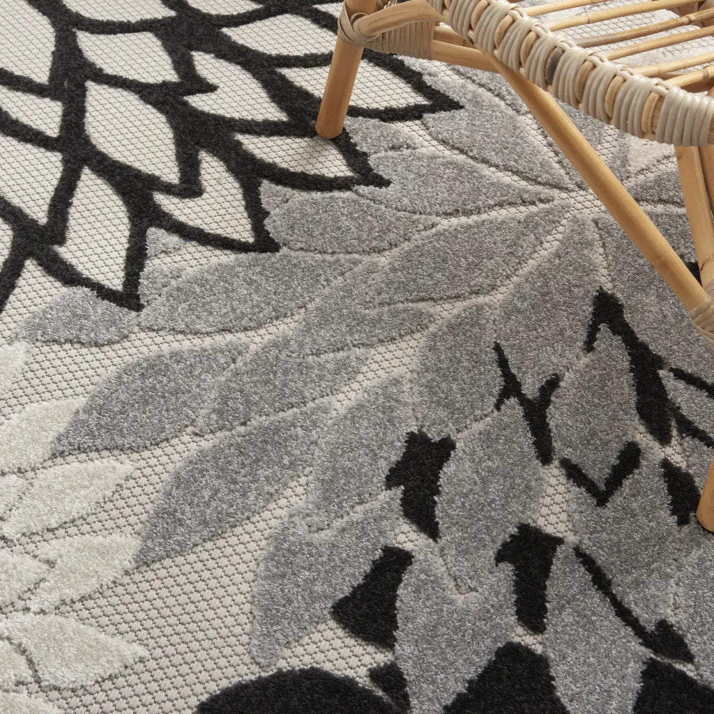 4' X 6' Black And White Floral Indoor Outdoor Area Rug Homeroots Outdoor