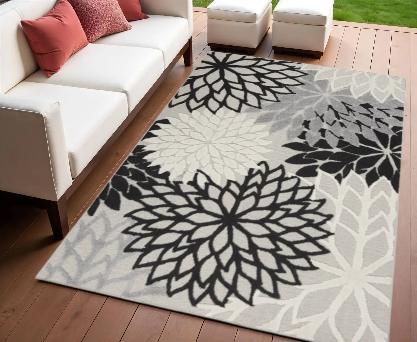 4' X 6' Black And White Floral Indoor Outdoor Area Rug Homeroots Outdoor