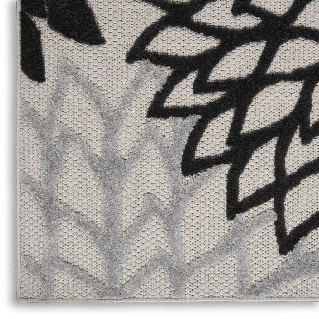 4' X 6' Black And White Floral Indoor Outdoor Area Rug Homeroots Outdoor