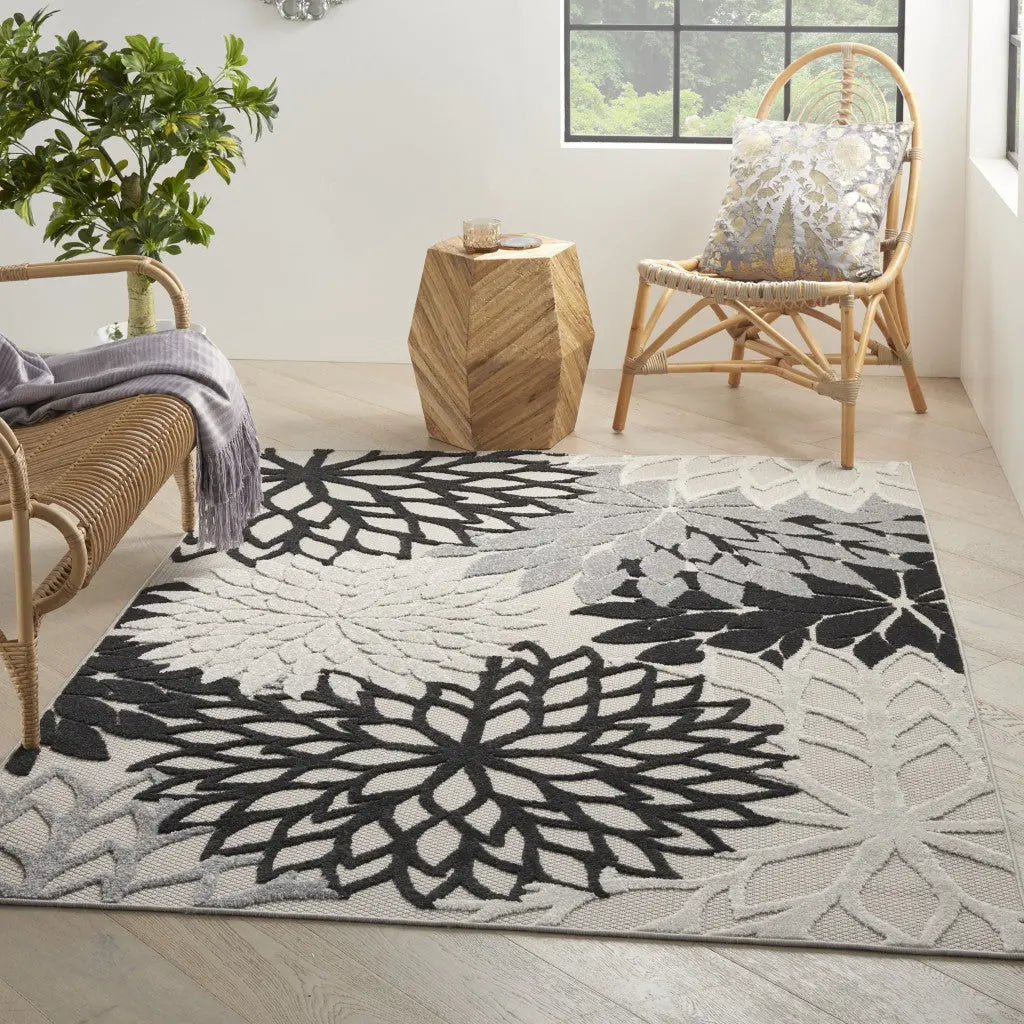 4' X 6' Black And White Floral Indoor Outdoor Area Rug Homeroots Outdoor