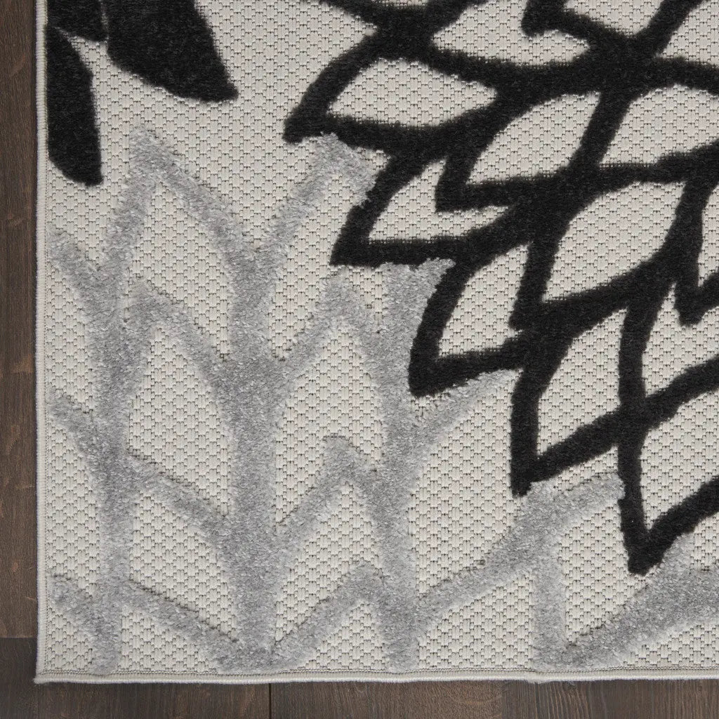 4' X 6' Black And White Floral Indoor Outdoor Area Rug Homeroots Outdoor