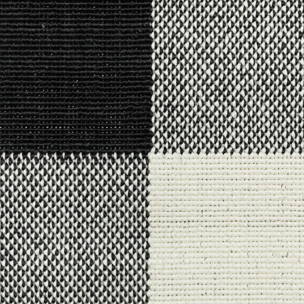 4' X 6' Black and Ivory Indoor Outdoor Area Rug Homeroots Outdoor