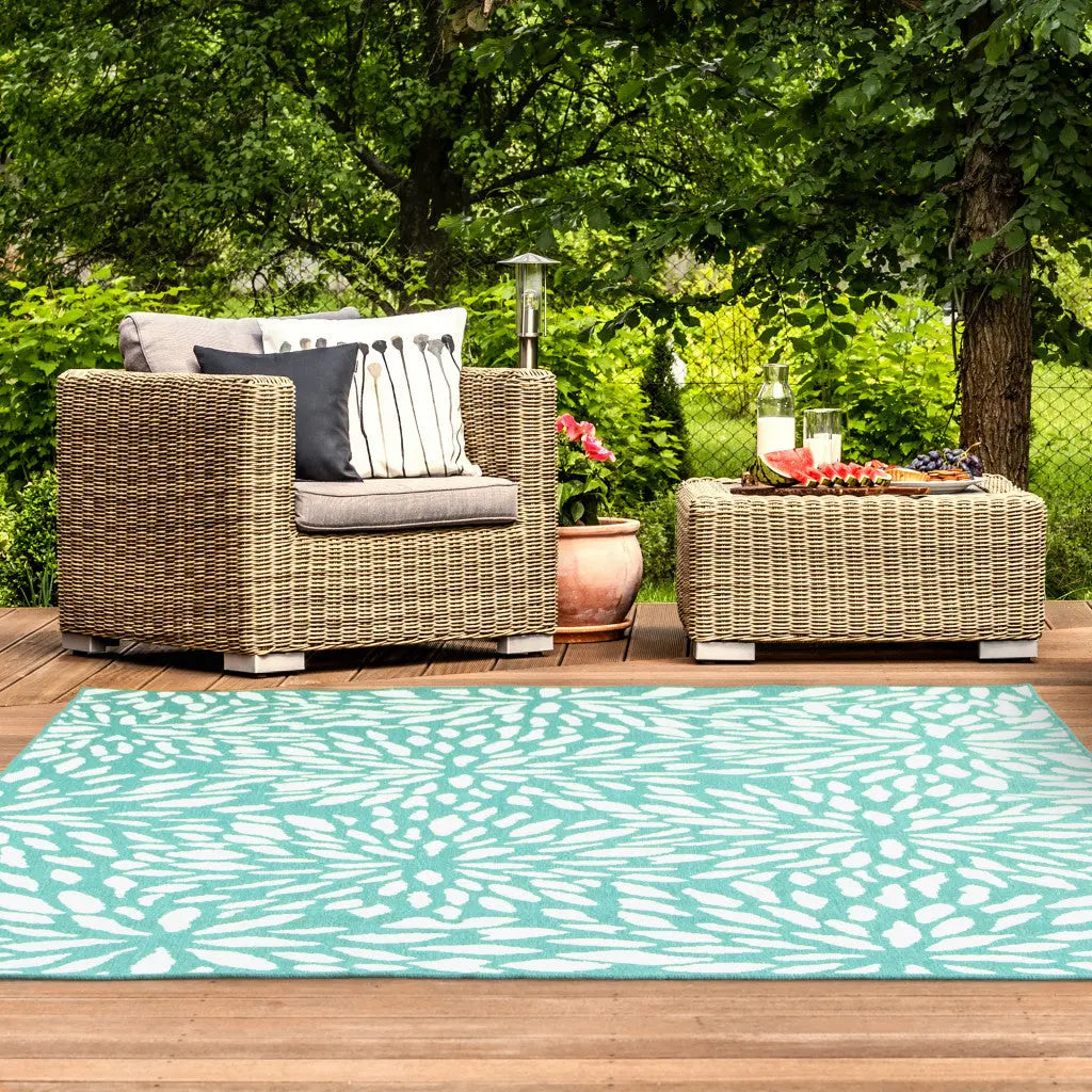 4' X 6' Blue and Ivory Floral Stain Resistant Indoor Outdoor Area Rug Homeroots Outdoor