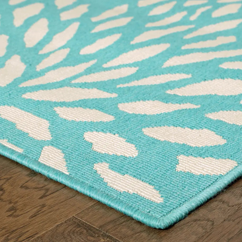 4' X 6' Blue and Ivory Floral Stain Resistant Indoor Outdoor Area Rug Homeroots Outdoor