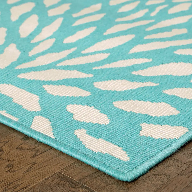 4' X 6' Blue and Ivory Floral Stain Resistant Indoor Outdoor Area Rug Homeroots Outdoor
