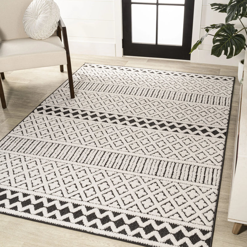 4' X 6' Cream And Black Trellis Indoor Outdoor Area Rug Homeroots Outdoor