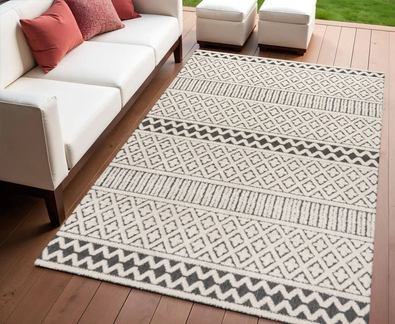 4' X 6' Cream And Black Trellis Indoor Outdoor Area Rug Homeroots Outdoor