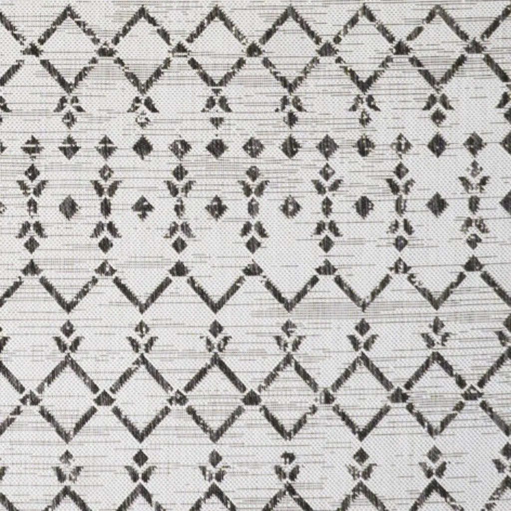 4' X 6' Cream And Black Trellis Indoor Outdoor Area Rug Homeroots Outdoor