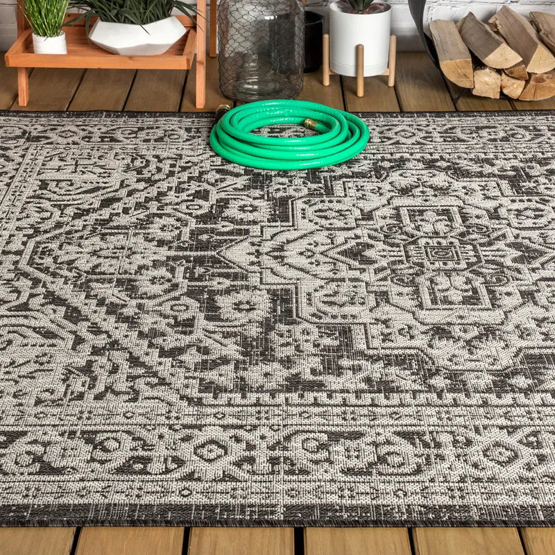 4' X 6' Gray And Black Medallion Indoor Outdoor Area Rug Homeroots Outdoor