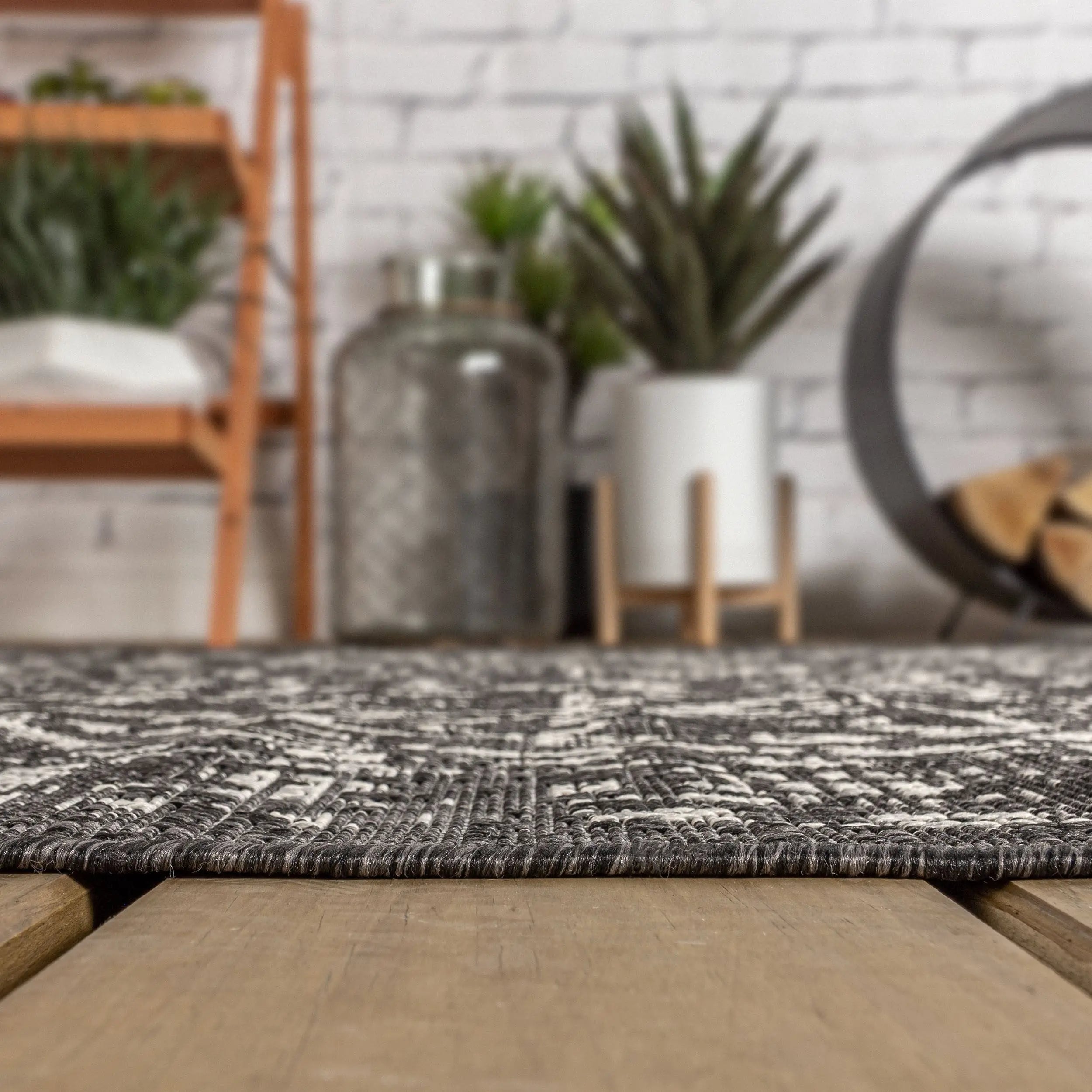5' Black And Gray Round Medallion Indoor Outdoor Area Rug Homeroots Outdoor