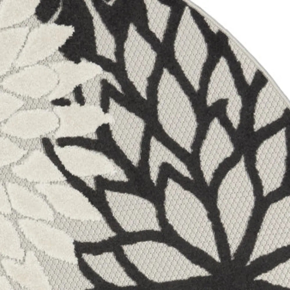 5' Black And White Round Floral Indoor Outdoor Area Rug Homeroots Outdoor