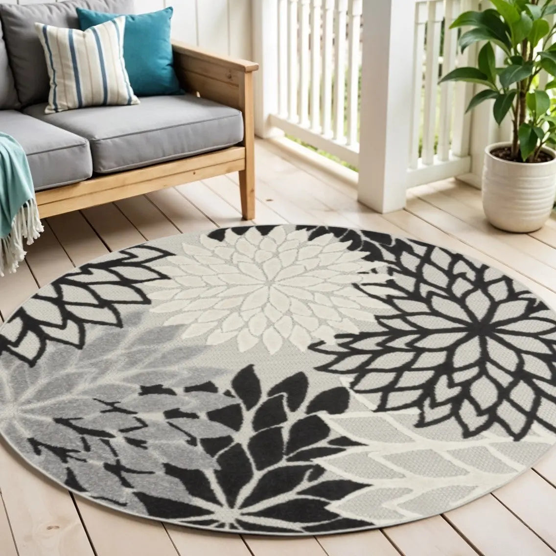 5' Black And White Round Floral Indoor Outdoor Area Rug Homeroots Outdoor