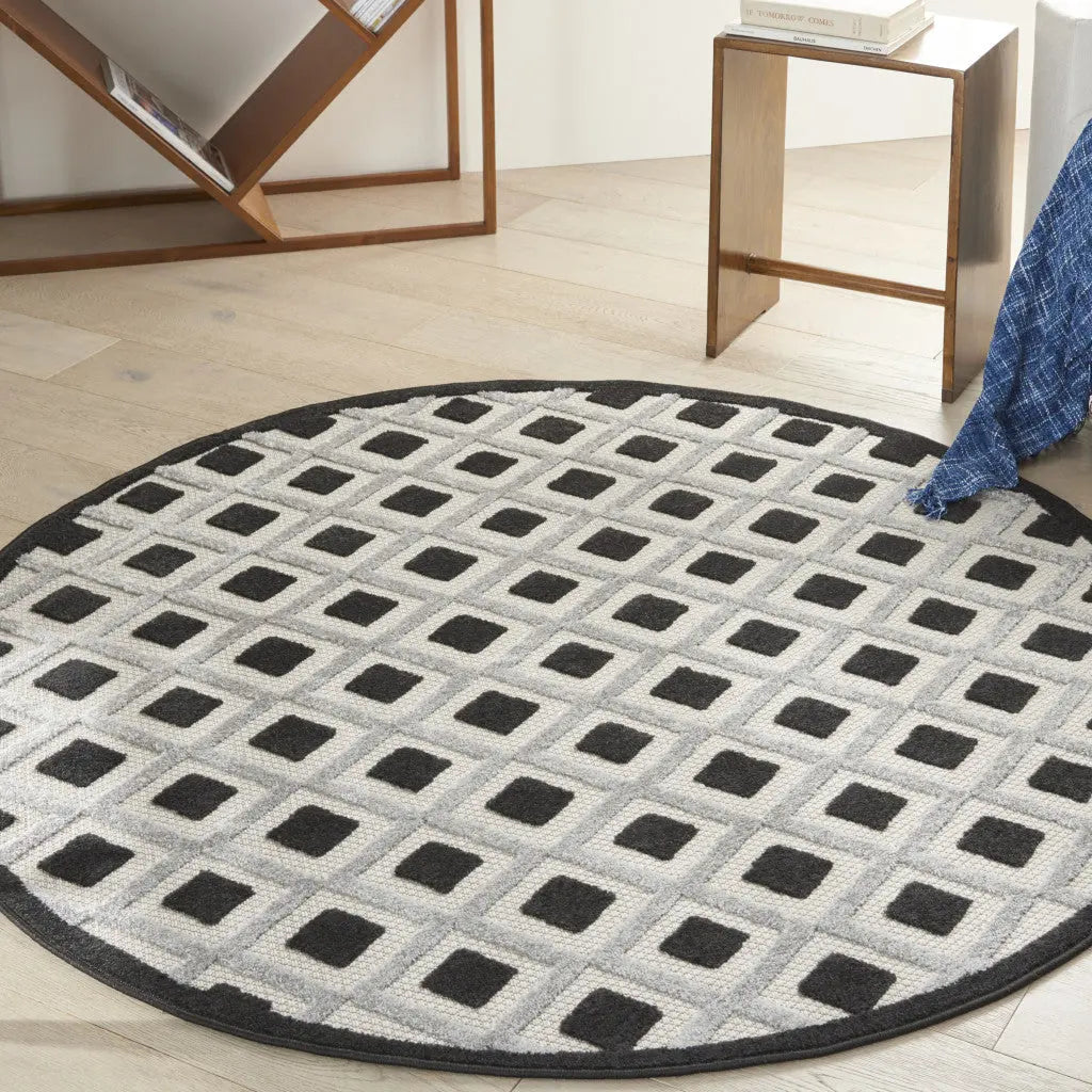 5' Black And White Round Geometric Indoor Outdoor Area Rug Homeroots Outdoor