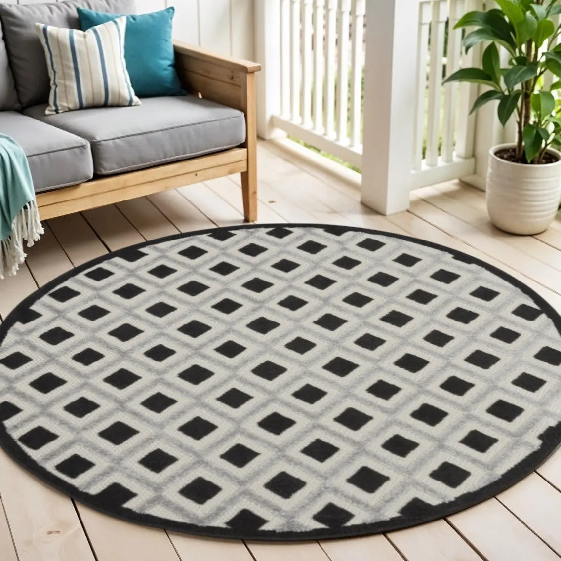 5' Black And White Round Geometric Indoor Outdoor Area Rug Homeroots Outdoor