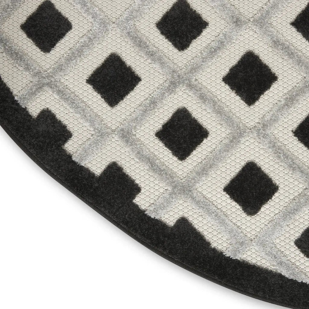 5' Black And White Round Geometric Indoor Outdoor Area Rug Homeroots Outdoor