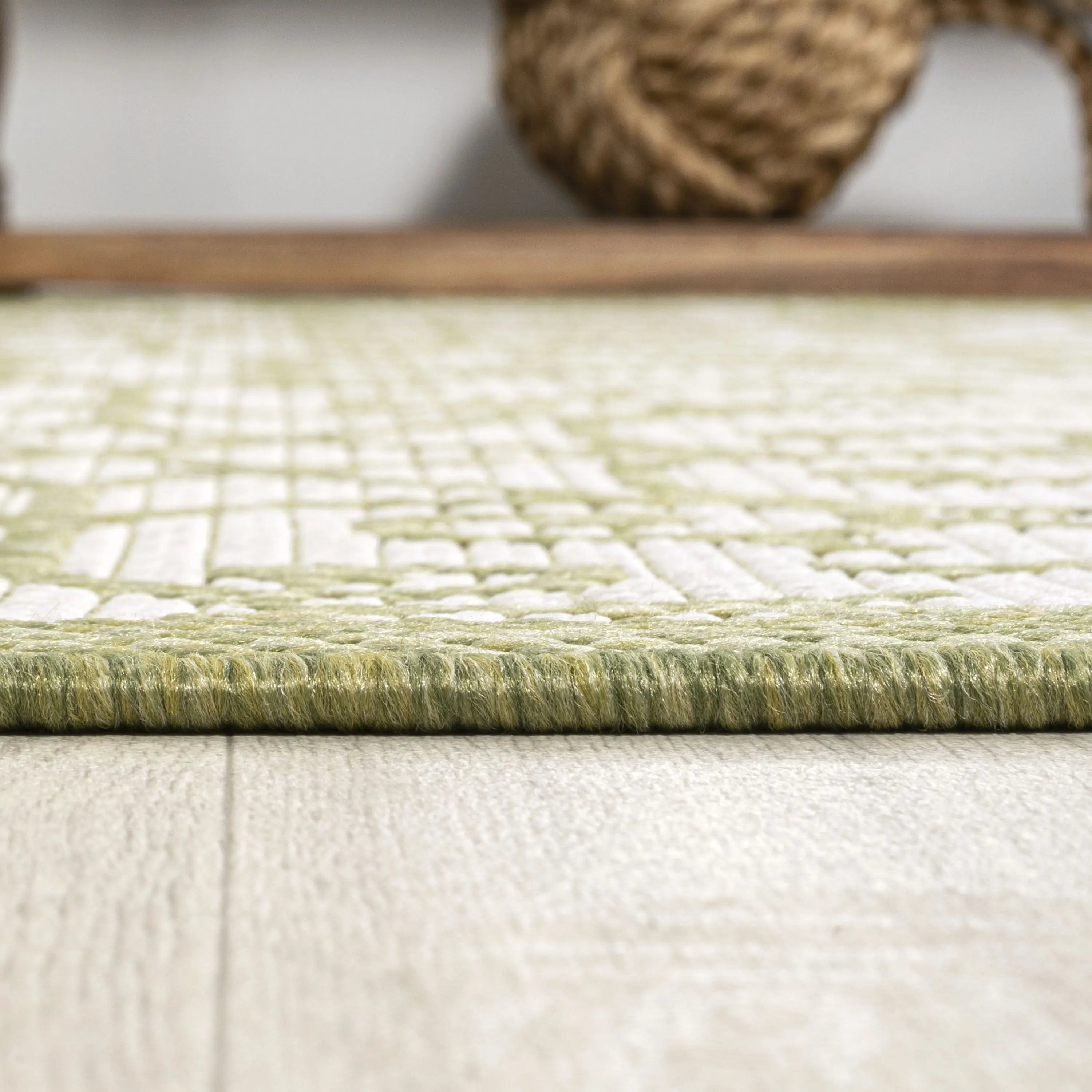 5' Green And Cream Round Geometric Indoor Outdoor Area Rug Homeroots Outdoor