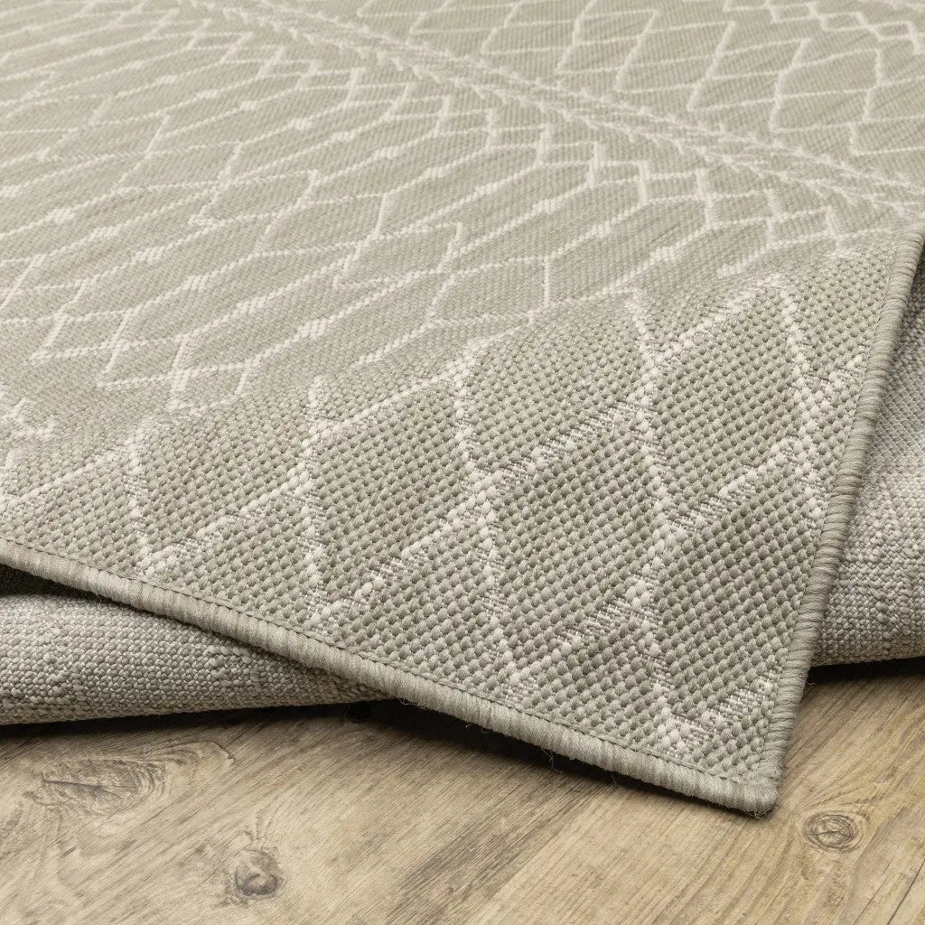 5' X 7' Gray And Ivory Indoor Outdoor Area Rug Homeroots Outdoor