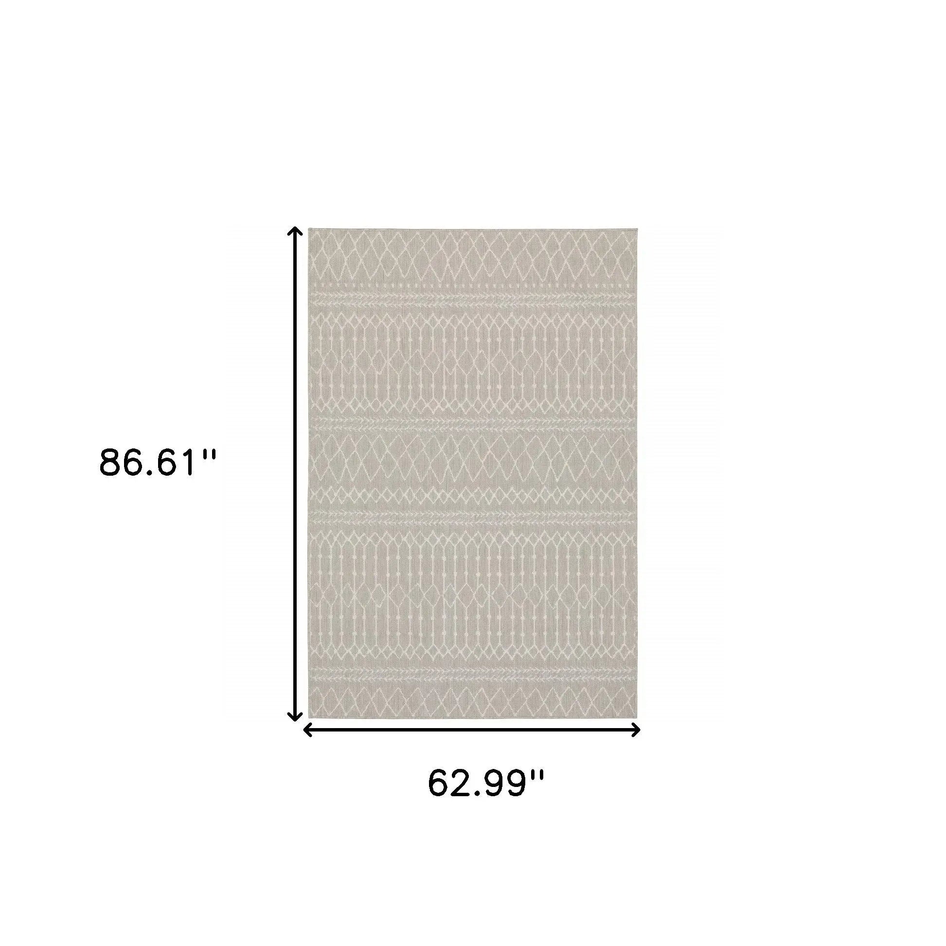 5' X 7' Gray And Ivory Indoor Outdoor Area Rug Homeroots Outdoor