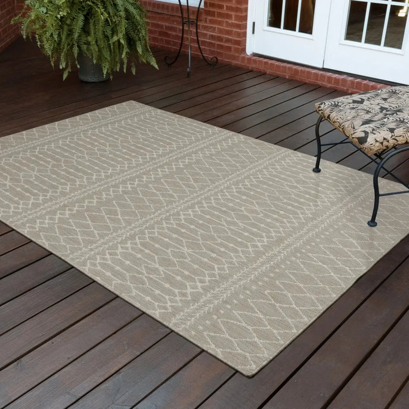 5' X 7' Gray And Ivory Indoor Outdoor Area Rug Homeroots Outdoor