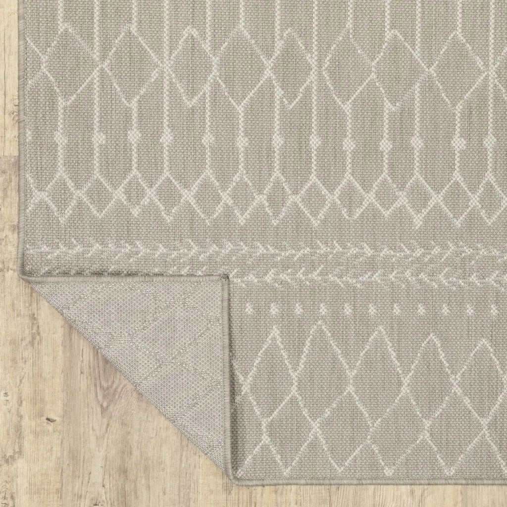 5' X 7' Gray And Ivory Indoor Outdoor Area Rug Homeroots Outdoor