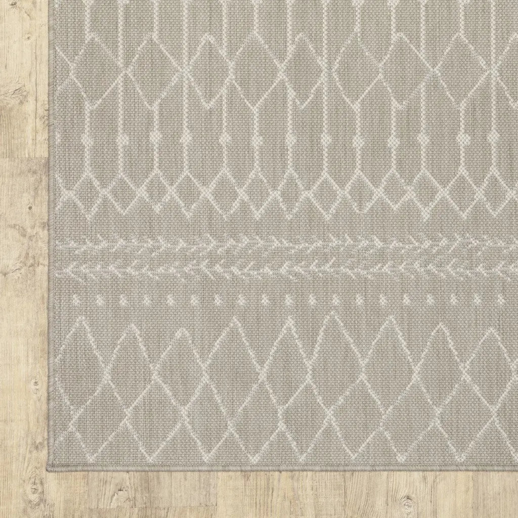 5' X 7' Gray And Ivory Indoor Outdoor Area Rug Homeroots Outdoor