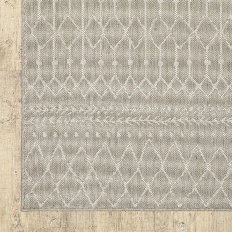 5' X 7' Gray And Ivory Indoor Outdoor Area Rug Homeroots Outdoor