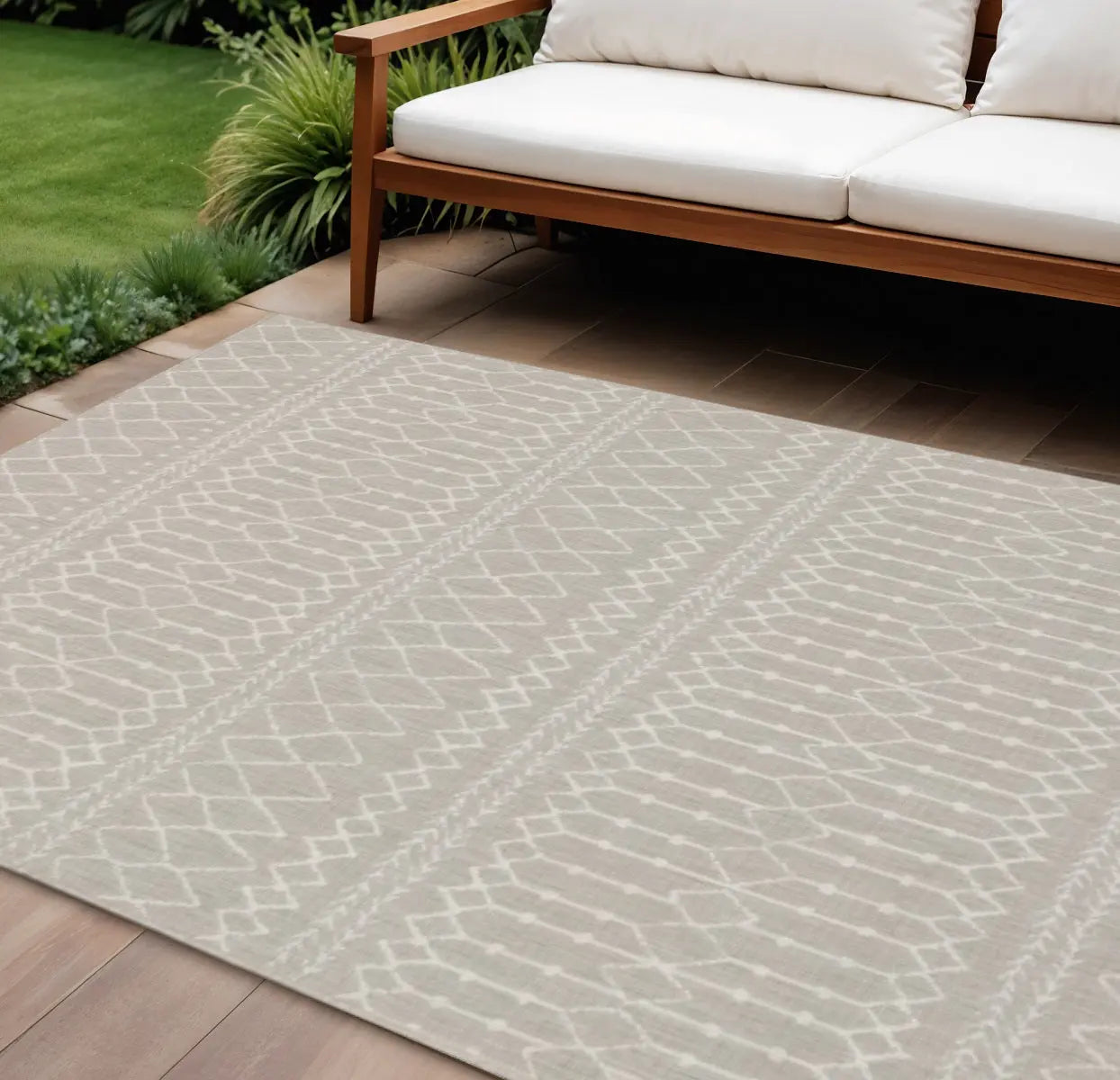 5' X 7' Gray And Ivory Indoor Outdoor Area Rug Homeroots Outdoor