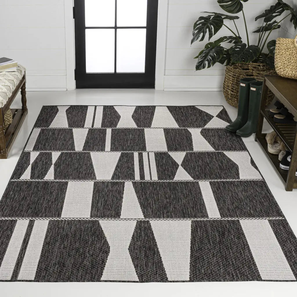 5' X 8' Black And Cream Geometric Indoor Outdoor Area Rug Homeroots Outdoor